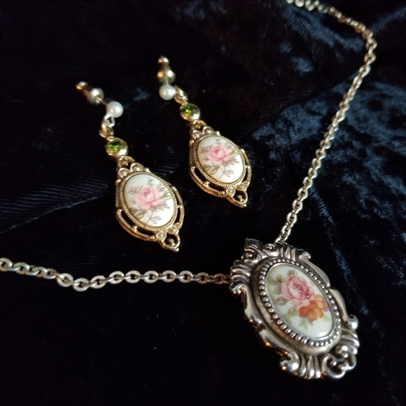 Vintage Jewelry - Vintage 80's necklace and Earring set.